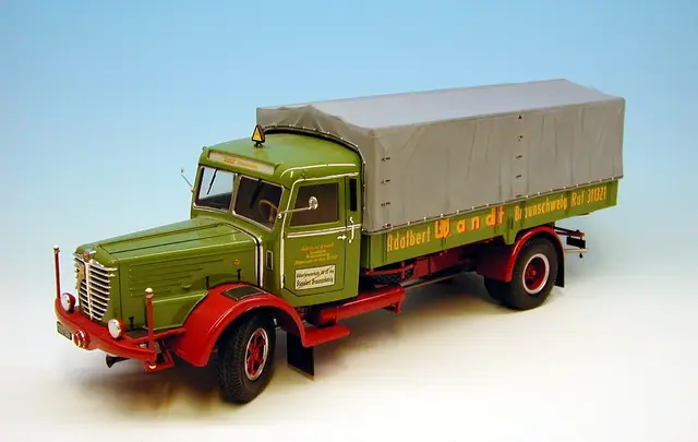 1997, Revell hatte seinen ersten LKW-Oldie fertiggestellt und für das dritte Quartal desselben Jahres als Neuheit angekündigt. Zu dieser Zeit arbeitete Michael Stefan noch an einem Original für die Spedition Wandt.