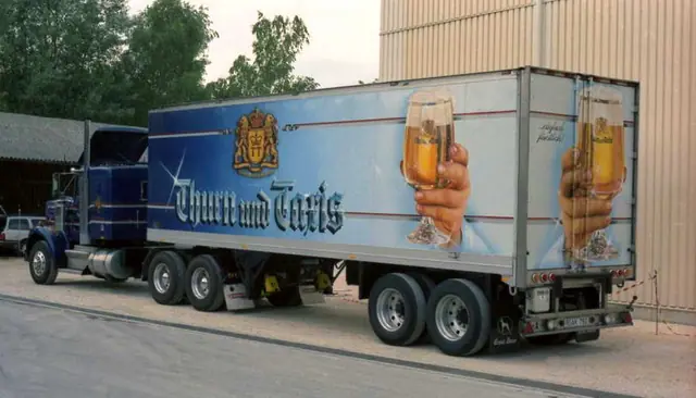 1992 hatte ich den Sattelzug auf dem Hof der Brauerei fotografiert und ausgemessen. Vom Auflieger anschließend die technischen Zeichnungen erstellt, die dann mit den Fotos zur Firma Heljan nach Dänemark gingen. Ausgeliefert wurde dieses Gespann als Bausatz 1993/94.