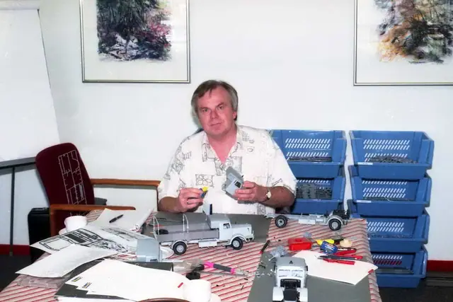 Als Monate später die ersten Testspritzlinge vom Büssing 8000 aus der Maschine kamen, ging es für mehrere Tage nach Dänemark zur Abnahme des Modells. Drei Personen bauten unabhängig voneinander ein Modell zusammen.