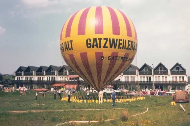 Hier bei einem Start in Düsseldorf, es war ein heißer und schwüler Tag. Kurz bevor der Ballon starten sollte, wurde das Gas wieder abgelassen, da ein Gewitter aufzog. Alles umsonst.