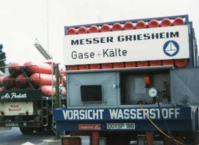 Links im Armaturenschrank befanden sich die Anschlüsse und Ventile, mit denen ich den Durchfluss zu den Wasserstofftanks regelte. Der Panzerschlauch, durch den das Gas in die Behälter strömte, war nur so dick wie ein ganz normaler Gartenschlauch. Der Druck von 200 bar in den Flaschen entspannte sich bis zum Druckausgleich auf etwa 40 bar.
