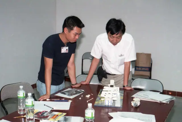 Rechts der Büroleiter Mr. Chow und daneben Gary Chan. Ich bin mit ihm mit dem Bus nach Chilong gefahren, zwei Autostunden entfernt zu einem Werk in China, dem Werkzeugbau von Revell.