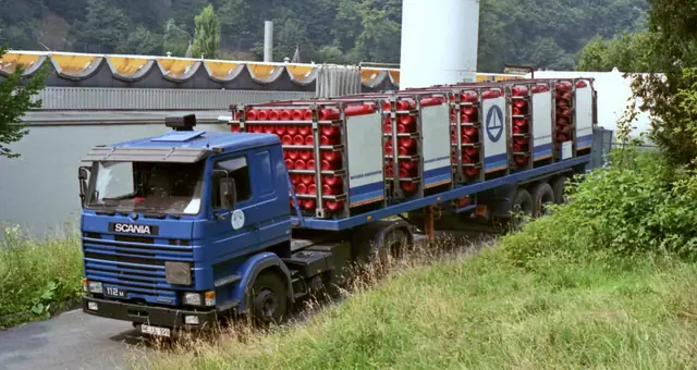 Wir hatten damals reichlich Kunden, die mit Wasserstoff versorgt werden mussten, die meisten davon im Ruhrgebiet wie Gelsenkirchen, Bochum, Essen, Duisburg sowie im Sauerland, etwa in Lüdenscheid, Hagen, Hemer, Iserlohn und noch einige andere. Befüllt wurden die Flaschen in einer Anlage der Chemischen Werke Hüls in Marl.