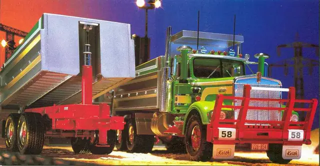 Ja, es ist dasselbe Modell wie oben, ein Kenworth W900 zusätzlich mit Bullbar (Kuhfänger) und sollte eine australische Version darstellen. Dazu passend durfte ich auch noch einen Tandem-Anhänger entwickeln, worauf auch die Kippmulde des Kenworth passte. Was außer mir niemand wusste, den Hilfsrahmen der Mulde hatte ich so konstruiert, dass sie auch auf das Fahrgestell der Peterbilt 359 Sattelzugmaschine passte.