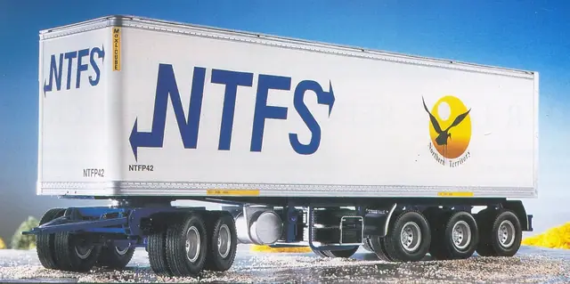 Das war aber noch nicht alles. Ein Road-Train Trailer musste noch her. Bei der Konstruktion dieses Aufliegers hatte ich eine solche Variante schon berücksichtigt, das heißt, Einbau einer dritten Achse und Anhängerkupplung am Heck. Gerne hätte ich noch ein Kühlaggregat für dieses Modell gehabt, aber Revell wollte dafür kein Geld ausgeben. Dafür konnte ich aber noch den notwendigen Dolly entwickeln, er gehört ja dazu wenn man ein Road-Train Zug bauen möchte.
