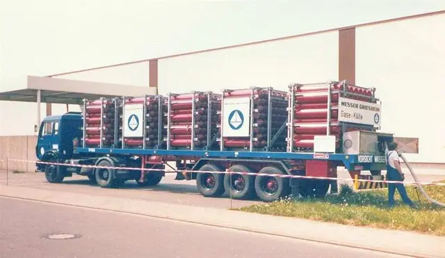 Nicht oft, aber manchmal und nur an den Wochenenden schickte uns Messer-Griesheim, deren Auflieger wir zogen, zu Ballonstarts, denn damals wurden einige noch mit Wasserstoff gefüllt. Das gab es später nicht mehr, zu teuer und zu gefährlich.