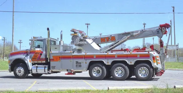 mit Challenger-Kran und Aufbau von Miller-Industries, Ooltewah, TN.