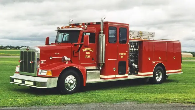 Dieser Peterbilt 377 A/E mit der Nummer 4581 in der Ausführung als Engine 1 löste am 16. November 1993 den 359 mit der Nummer 585, ebenfalls Engine 1 ganz oben im Bild ab. Das Burnsville Fire Department besaß damals mehrere Peterbilt 359 Conventionals, die nach und nach durch die Baureihe 377 A/E ersetzt wurden. Das Fahrzeug auf diesem Foto wurde von der Firma Custom Fire aufgebaut, ein Unternehmen welches von Jim Kirvida gegründet wurde. Er war damals Chef von General Safety und unter seiner Führung entstand auch der Peterbilt 359 für Burnsville. Mehr Fotos im Archiv.