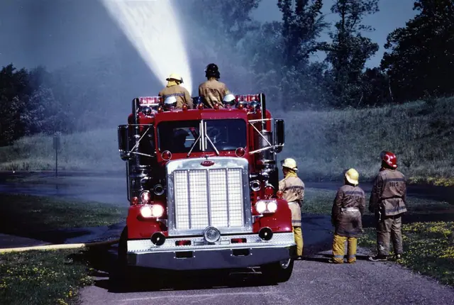 Nach der Anlieferung des neuen Fire Truck wurde die Besatzung mit dem Fahrzeug vertraut gemacht. Weitere Originalfotos findet ihr hier im Archiv.