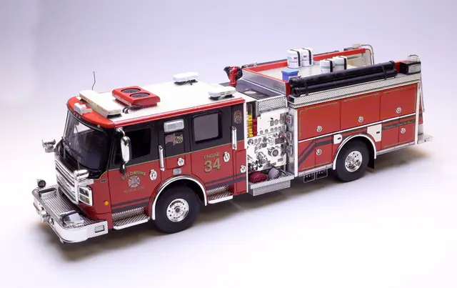 17.06.2022: Engine 34 ist fertig. Nach über 24 Monaten gibt es nun ein weiteres Modell eines US-Fire-Apparatus in meiner Vitrine. Ihr hattet mehr oder weniger das Vergnügen, mir beim Bau von Engine 34 zuzuschauen. 652 Kommentare und 733 Fotos begleiteten die gesamte Bauphase. Engine 34 ist mein erstes umfangreiches Eigenbauprojekt, d.h. bis auf die Reifen, Felgen und den Motor wurde alles andere selbst in Form gebracht. Das i-Tüpfelchen sind natürlich die Chromteile, ohne diesen echten Glanz würde das Modell wahrscheinlich nicht so aussehen, wie ihr es auf den Bildern hier seht. Vom fertigen Modell gibt es auch ein kleines Video. Hier der Link: Media und bei YouTube