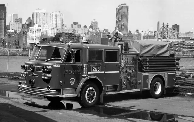 Auch dieses Foto stammte vom Fotografen John A. Calderone, der die Fahrzeuge des FDNY fotografierte. Hier zu sehen E-263, ein Fahrzeug welches auch zu den 80 bestellten Squads gehörte.