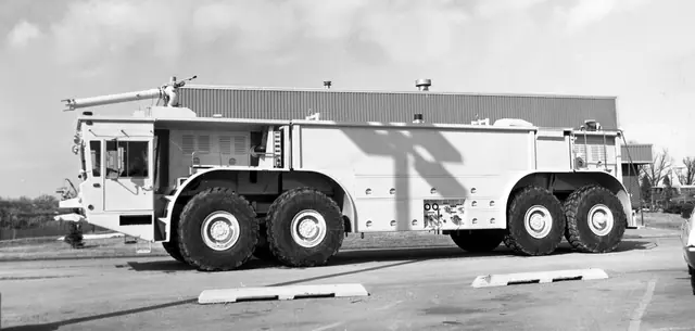Auch diese Fotos stammen von meinem damaligen Freund bei Oshkosh. Hier kann man deutlich sehen, dass sich die gesamte Dachlinie auf einer Höhe befindet.