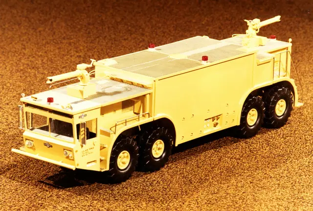 Dieses Modell vom M-23 baute Richard Kreager, der Mitarbeiter bei Oshkosh und wie ich begeisterter Modellbauer war. Er saß damals an der Quelle aller Informationen und konnte so seine Modelle in Perfektion bauen. Dieses Modell baute er um die Räder herum, denn für einen bestimmten Maßstab, etwa 1/25 oder 1/24, konnte er keine passenden Reifen und Felgen bekommen. Also zerlegte er einige Tonka-Modelle, die als Sandkastenspielzeug für Kinder im Handel erhältlich waren, und baute dann diesen M-23.