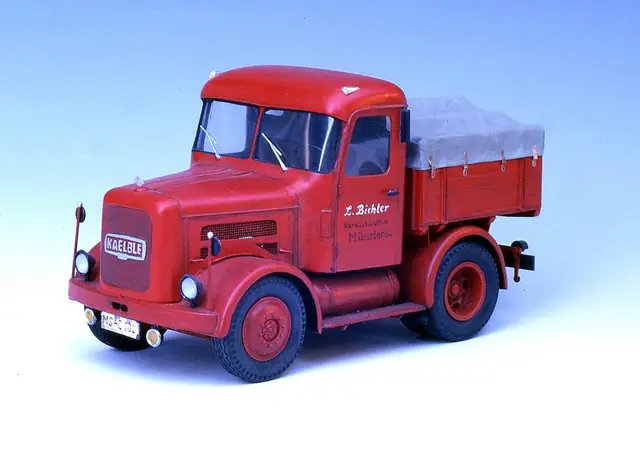 Und einer dieser versierten Modellbauer ist mein langjähriger Freund Peter Sacher aus Drensteinfurt. Wer die Modellbau-Szene verfolgt kennt ihn und sicherlich auch seine grandiosen Modelle, allesamt Nachbauten aus den 1950er bis 1970er Jahren. Seine Vitrinen und Schränke in denen er seine Meisterwerke aufbewahrt „platzen schon aus allen Nähten“.