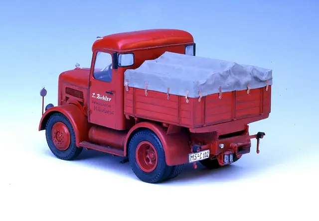Mitte der 1990er Jahre baute er ein Modell in 1:24 von eben dieser Kaelble K 415 Zugmaschine in kompletter Eigenbauweise. Und dafür standen ihm damals nur wenige Unterlagen und Bilder zur Verfügung. Zu sehen sind einige seiner vielen Modelle jedes Jahr auf der Intermodellbau in Dortmund. Und als ich sein Modell zum ersten mal sah war sofort klar, davon musste ein Bausatz her. Naja….